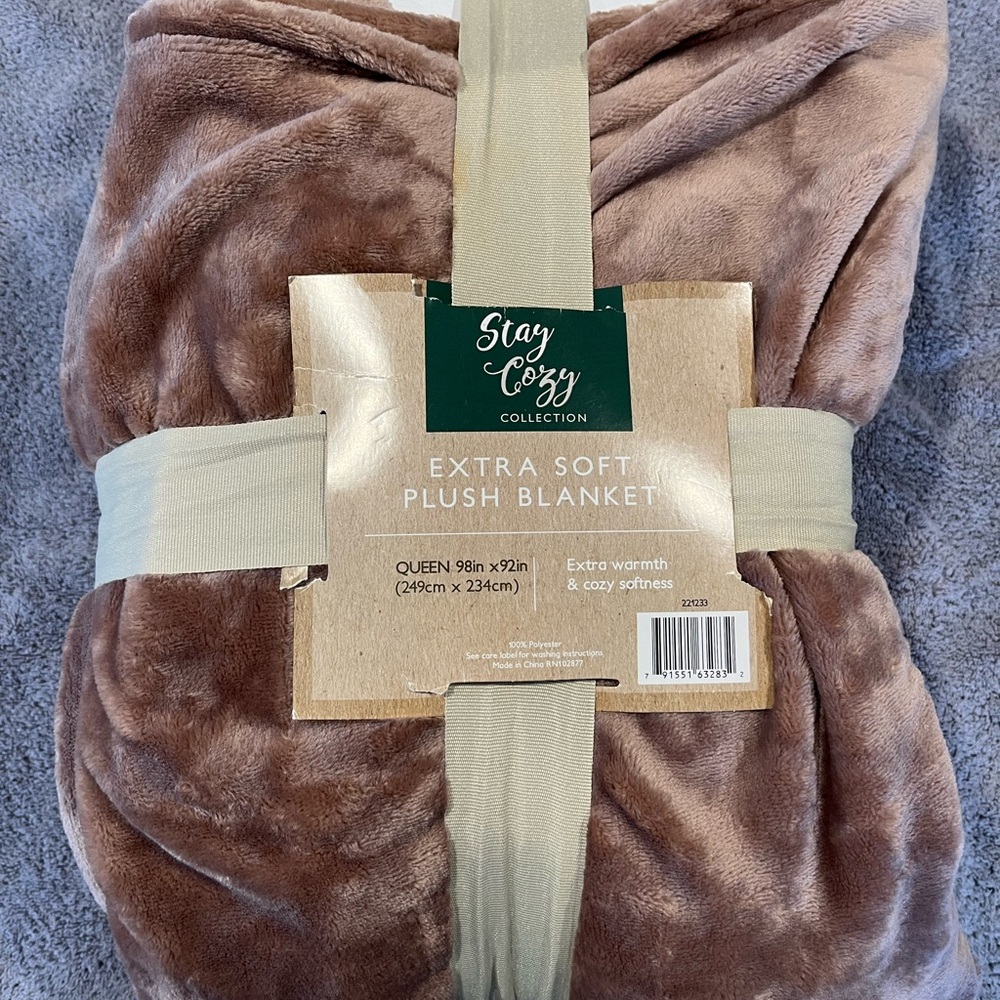 Stay Cozy Collection Extra Soft Plush Blanket (Queen)